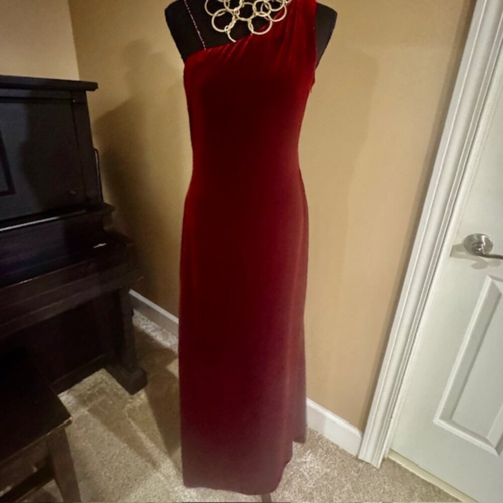 Elegant Cranberry, One Shoulder, Velvet, Floor length Evening Gown, Size 6 - Picture 9 of 9